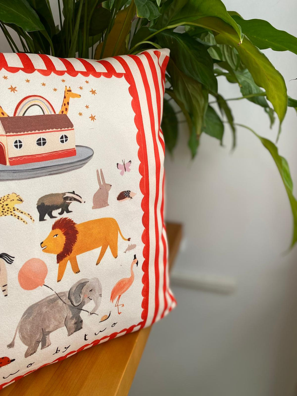 Çocuk Odası Dekoratif Kırmızı Çizgili Süet Kırlent Kılıfı - 43x43 cm