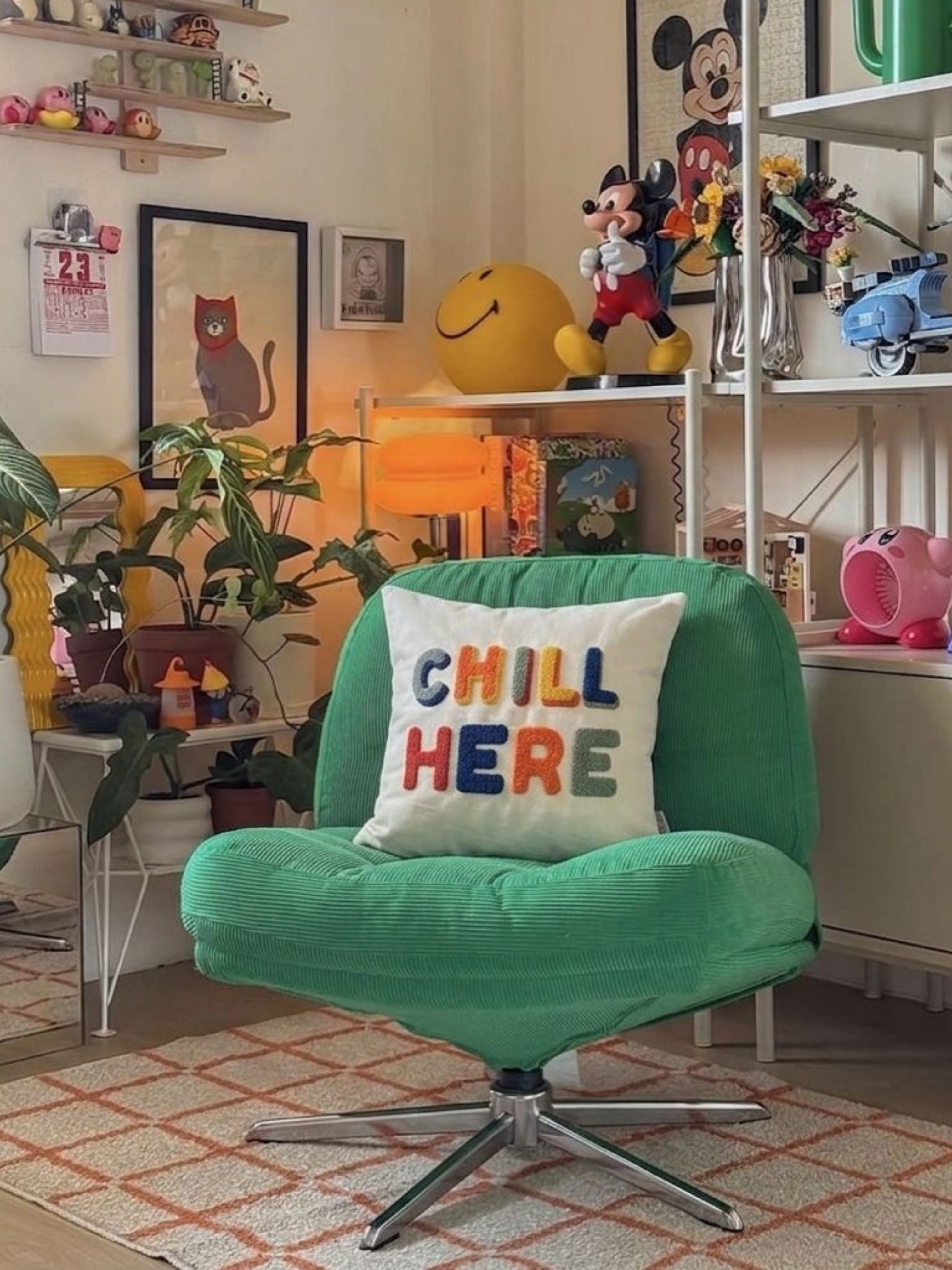 Chill Here Yazılı Dekoratif Punch İşlemeli Kırlent Kılıfı
