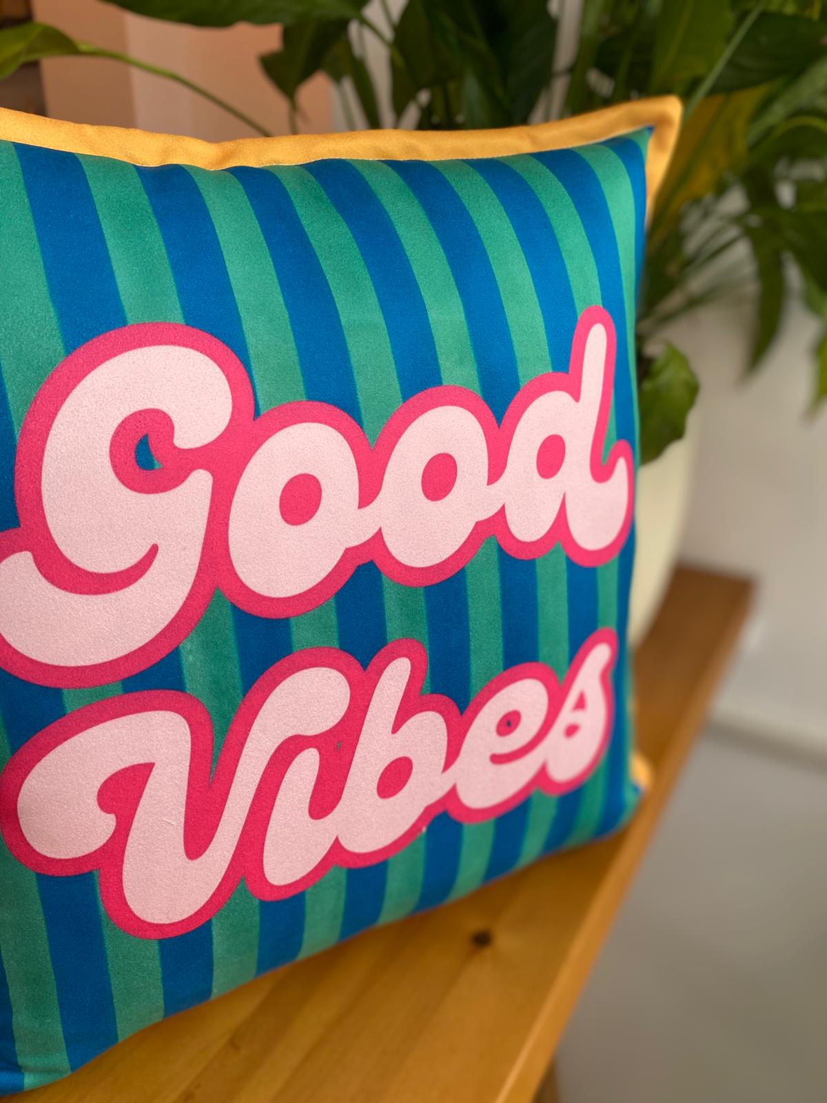 Good Vibes Yazılı Çizgili Süet Kırlent Kılıfı - 43x43 cm