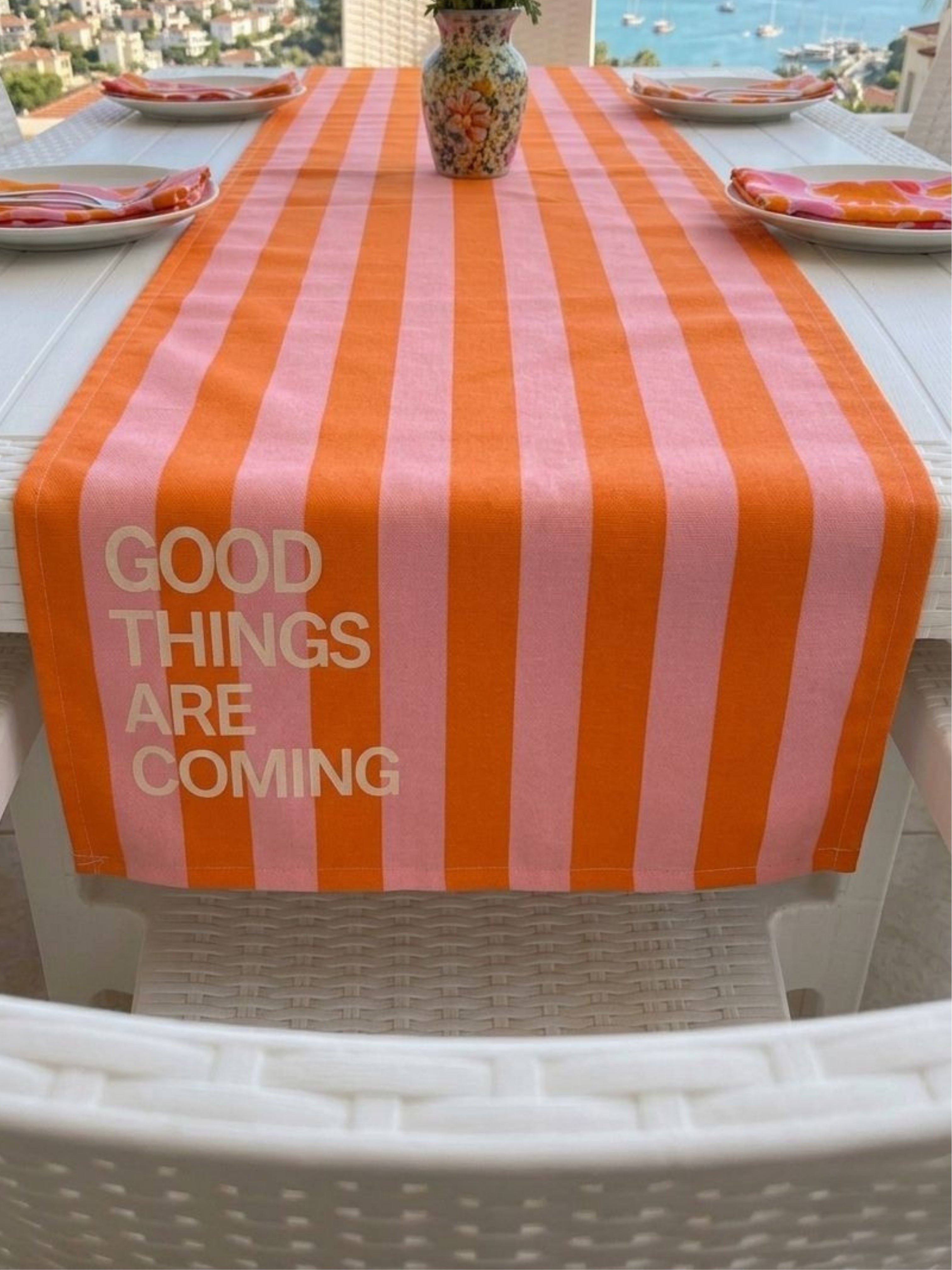 GOOD THINGS ARE COMING Yazılı Çizgili Dekoratif Runner