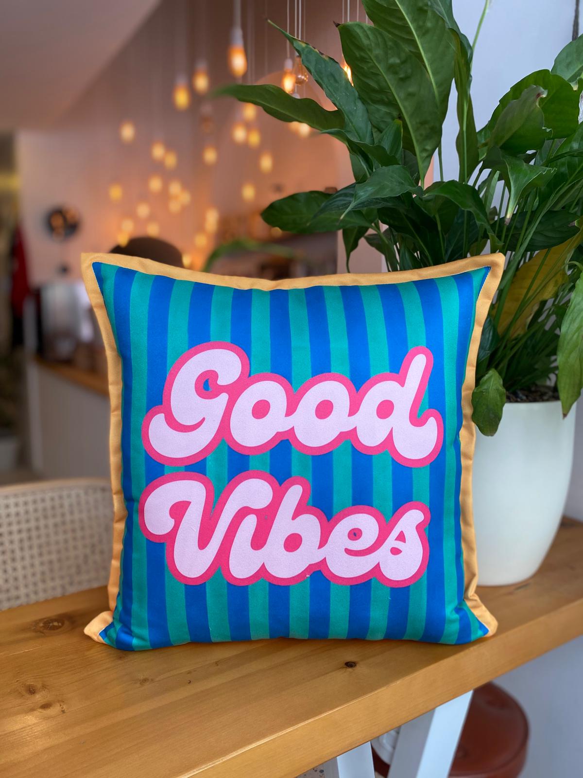 Good Vibes Yazılı Çizgili Süet Kırlent Kılıfı - 43x43 cm