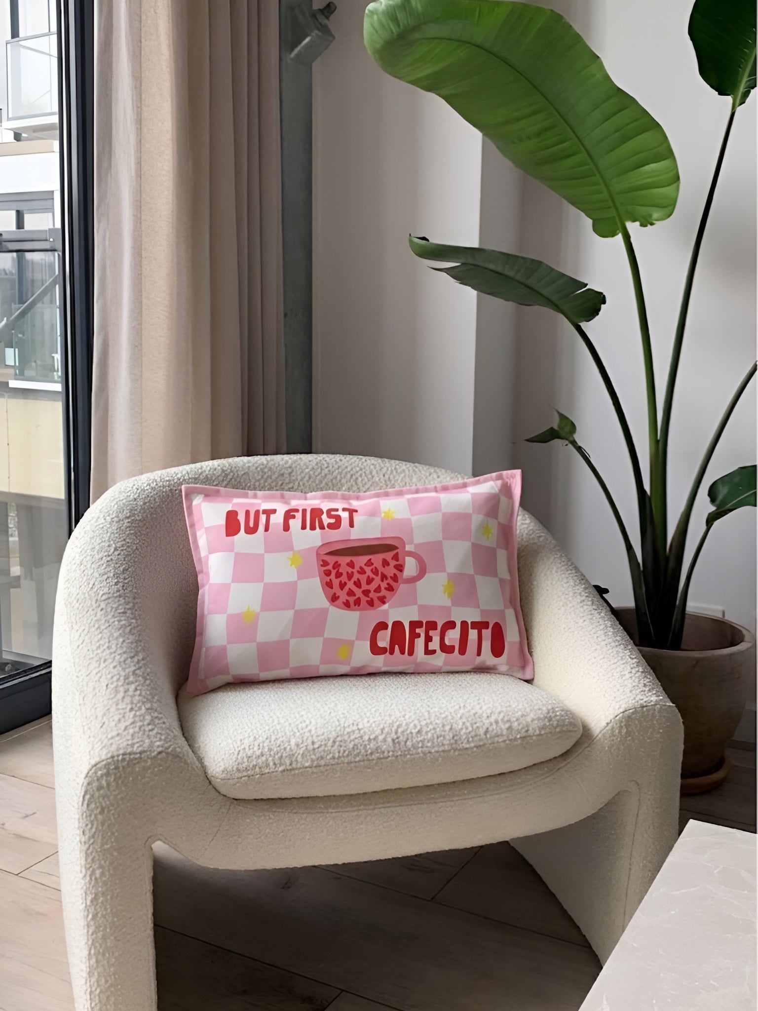 But First Cafecito Yazılı Pembe Damalı Süet Kırlent Kılıfı - 30x50 cm