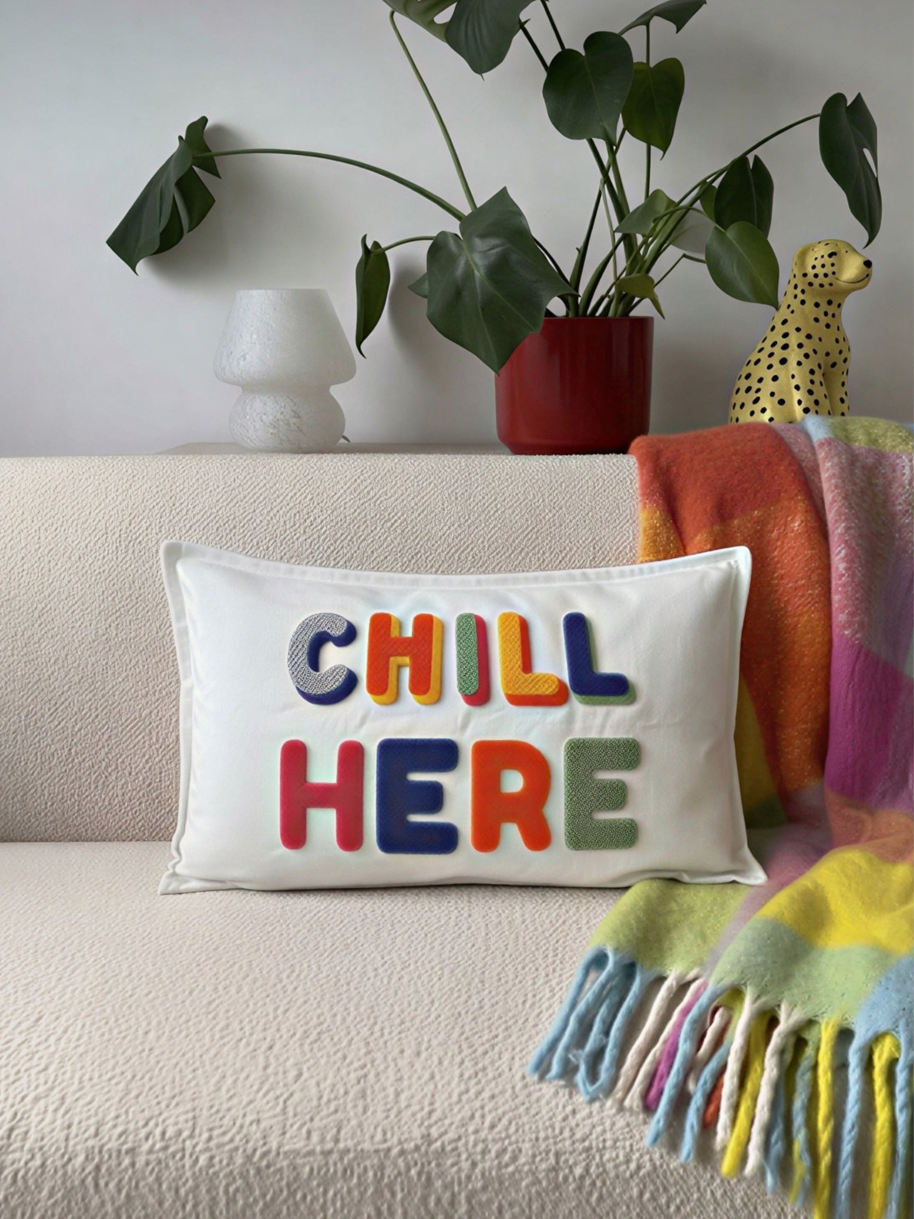 Chill Here Yazılı Dekoratif Punch İşlemeli Kırlent Kılıfı