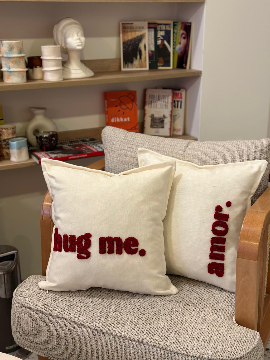 Hug me - Amor Punch İşlemeli 2li Kırlent Kılıfı - 43x43 cm
