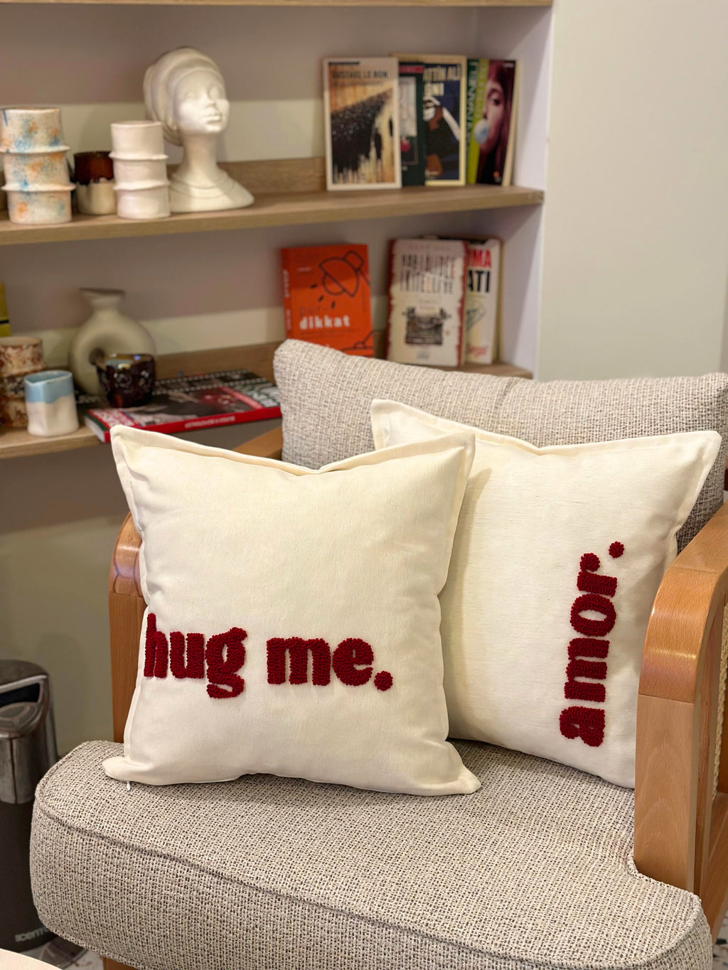 Hug me - Amor Punch İşlemeli 2li Kırlent Kılıfı - 43x43 cm