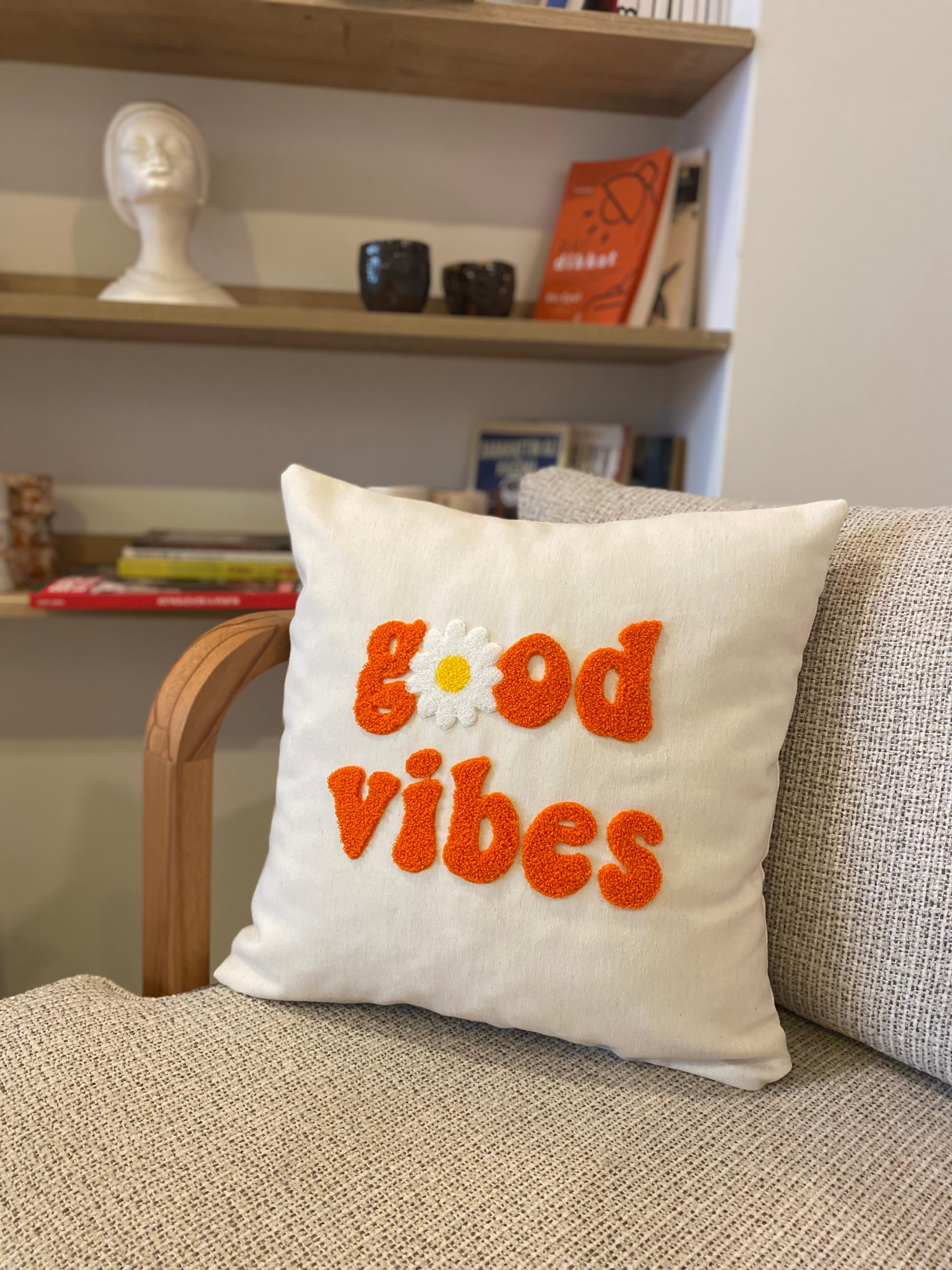 Good Vibes Punch Işlemeli Kırlent Kılıfı - 43x43 cm