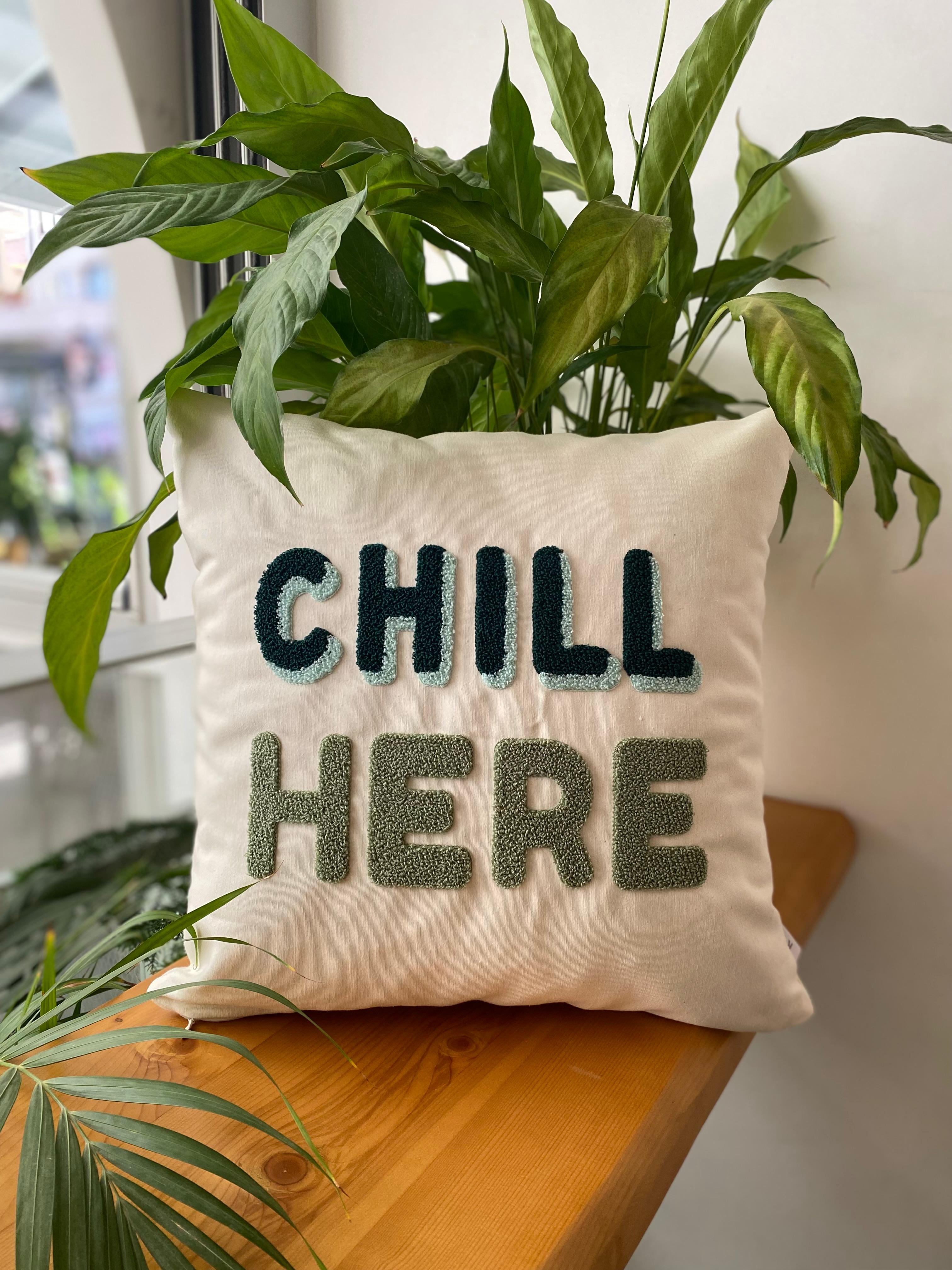 Yeşil Chill Here Punch İşlemeli Kırlent Kılıfı - 43x43 cm