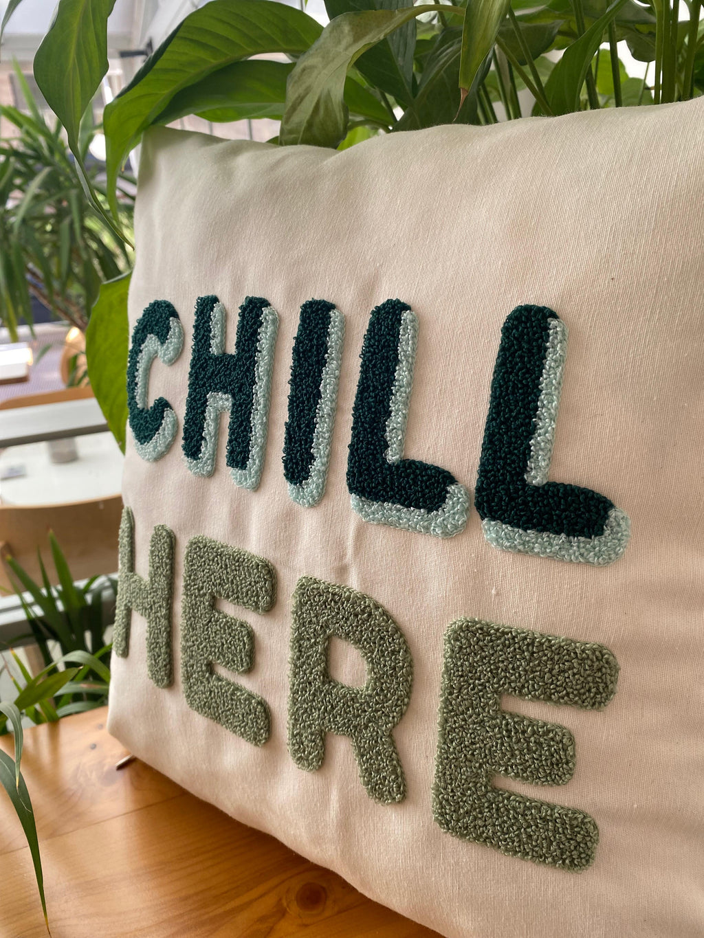 Yeşil Chill Here Punch İşlemeli Kırlent Kılıfı - 43x43 cm