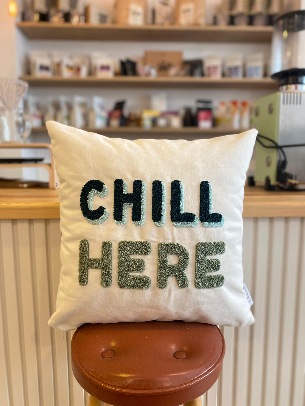 Yeşil Chill Here Punch İşlemeli Kırlent Kılıfı - 43x43 cm