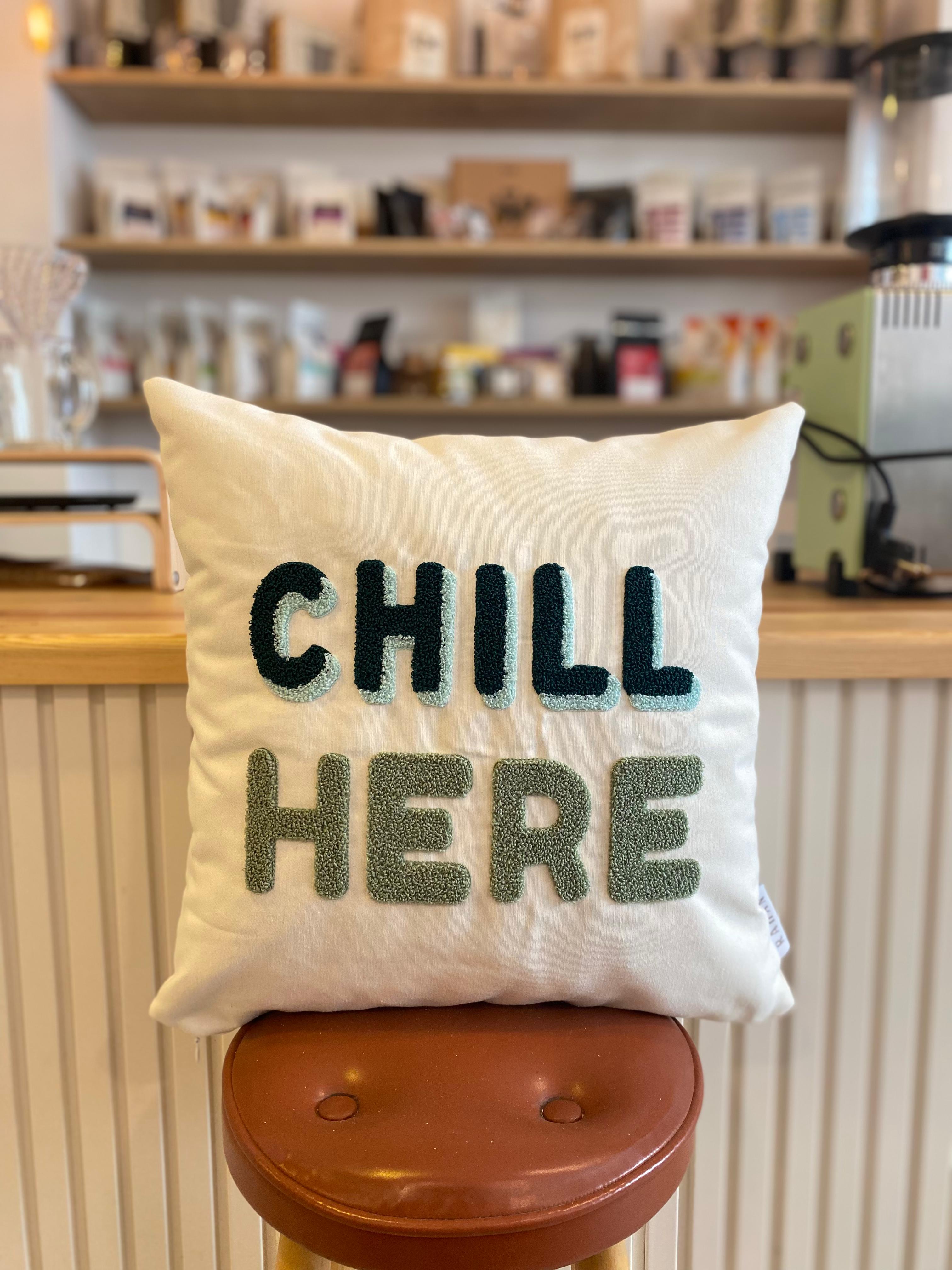 Yeşil Chill Here Punch İşlemeli Kırlent Kılıfı - 43x43 cm